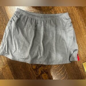 Women’s large tail SKORT Gray with cinching on the side Red in the slit on side